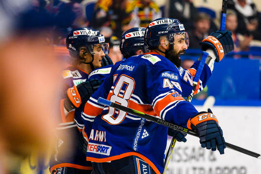 Växjös Daniel Rahimi jublar