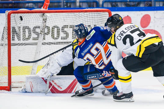 Växjös Janne Pesonen skjuter pucken i mål till 2-2 bakom