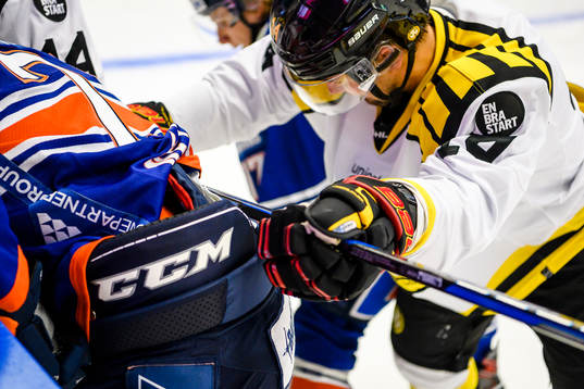 Brynäs Johan Alcén med klubban i ryggen på en