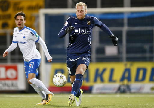 Norrköpings David Moberg Karlsson och Häckens målvakt