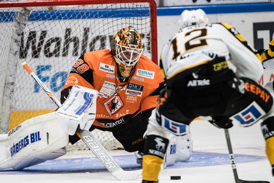 Skellefteås Adam Pettersson utmanar framför Karlskronas