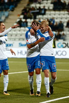 Norrköpings Kalle Holmberg och Linus Wahlqvist kramar om