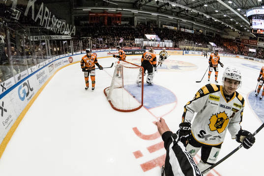 Domare Marcus Linde sträcker ut handen och dömer mål 1-2