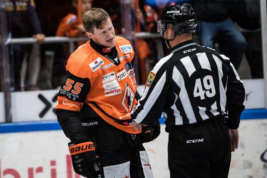 Karlskronas David Printz utan hjälm i diskussion med