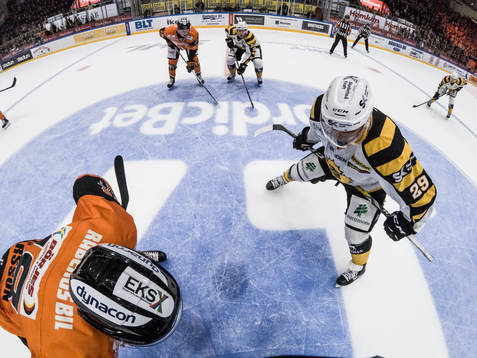 Karlskronas Joel Kellman och Skellefteås Matt Anderson vid