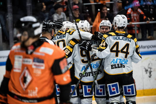 Skellefteås Joakim Lindström jublar med lagkamrater