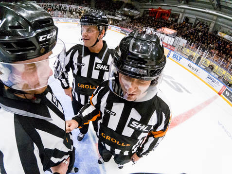 Domare Marcus Linde har kamera på hjälmen, på bilden,