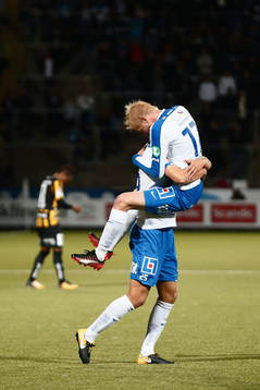 Norrköpings Kalle Holmberg bärs upp av Filip Dagerstål