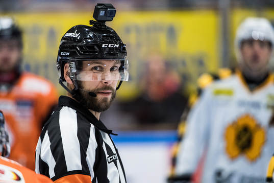 Domare Marcus Linde med gopro på hjälmen