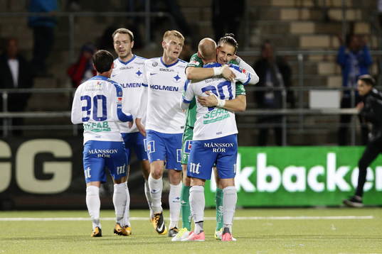 Norrköpings målvakt David Mitov Nilsson kramar om Daniel