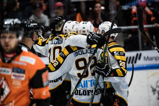 Skellefteås Joakim Lindström jublar med lagkamrater