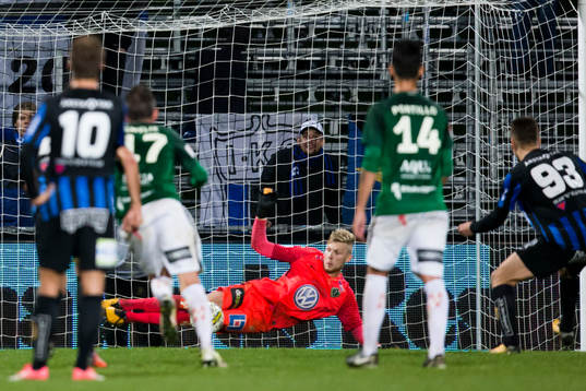 Jönköpings målvakt Anton Cajtoft räddar en straff från