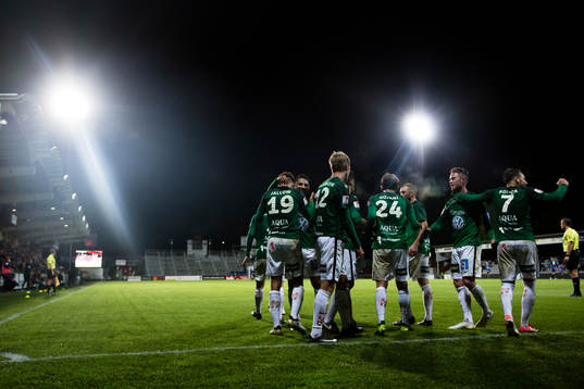 Jönköpings Tommy Thelin jublar med lagkamrater