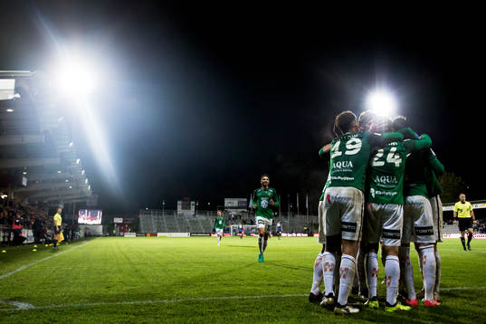 Jönköpings Tommy Thelin jublar med lagkamrater