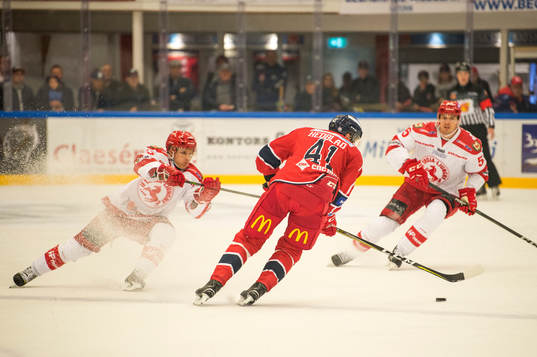Västerviks Joacim Hedblad med puck
