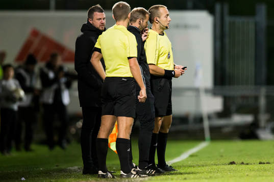 Jönköpings tränare Jimmy Thelin blir uppvisad på