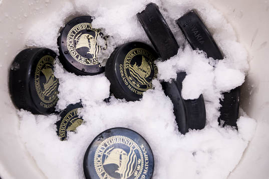 Puckar innan ishockeymatchen i HockeyAllsvenskan mellan