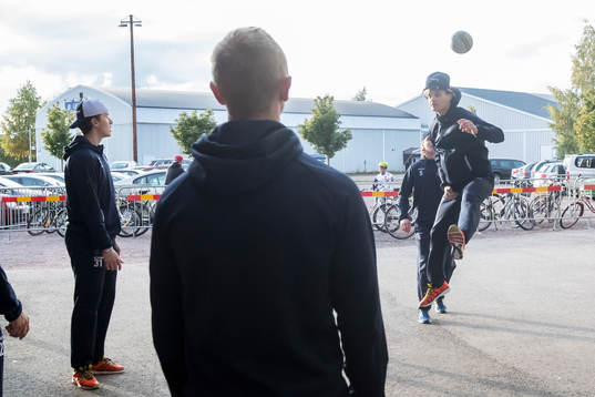 Leksands Anton Karlsson  värmer upp innan ishockeymatchen