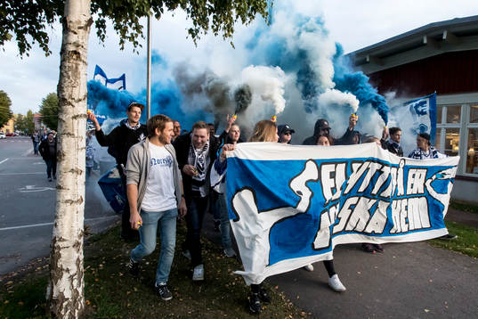 Leksands fansen marcherar till ishockeymatchen i