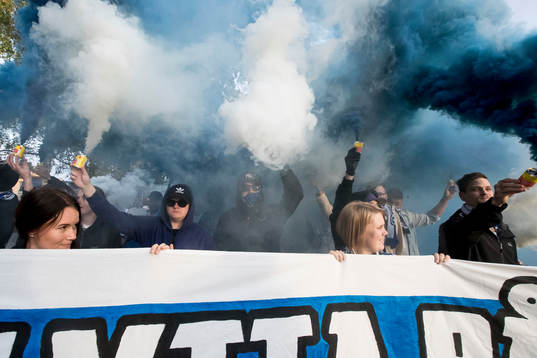 Leksands fansen marcherar till ishockeymatchen i
