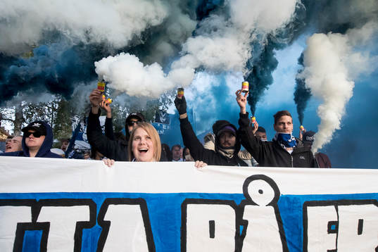 Leksands fansen marcherar till ishockeymatchen i