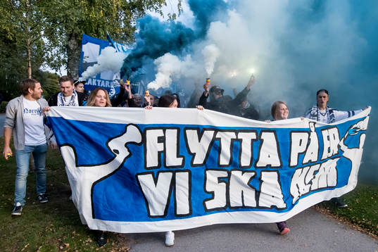Leksands fansen marcherar till ishockeymatchen i