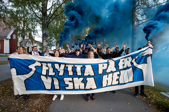 Leksands fansen marcherar till ishockeymatchen i