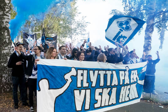 Leksands fansen marcherar till ishockeymatchen i