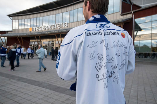 Leksands supporter utanför Tegera Arena innan