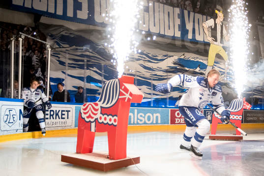 Leksands David Åslin gör entre i ishockeymatchen i