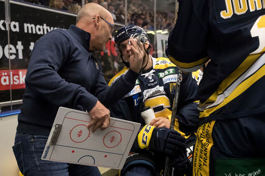 Södertäljes tränare Mats Waltin i samtal med Marcus