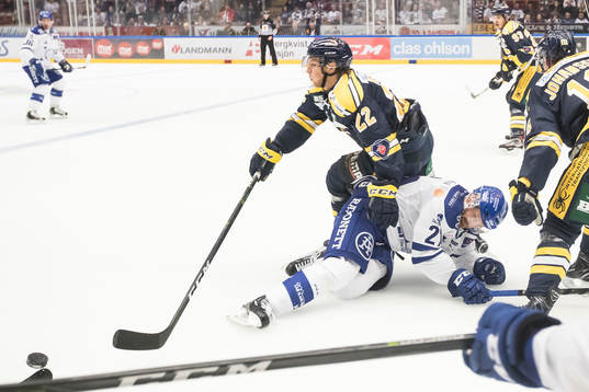 Leksands Mattias Ritola och Södertäljes Fredric Weigel i