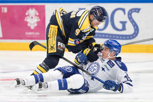 Leksands Tobias Forsberg tacklas av Södertäljes Victor