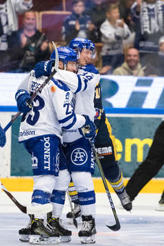Leksands Alex Friesen och Olle Alsing jublar