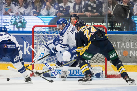 Södertäljes Hampus Olsson framför Leksands målvakt Tex