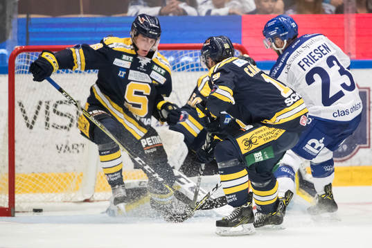 Leksands Alex Friesen gör 2-0 bakom Södertäljes målvakt