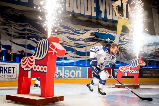 Leksands Alex Friesen gör entre innan ishockeymatchen i