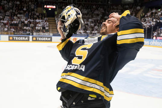 Södertäljes målvakt Alexander Sahlin  i ishockeymatchen