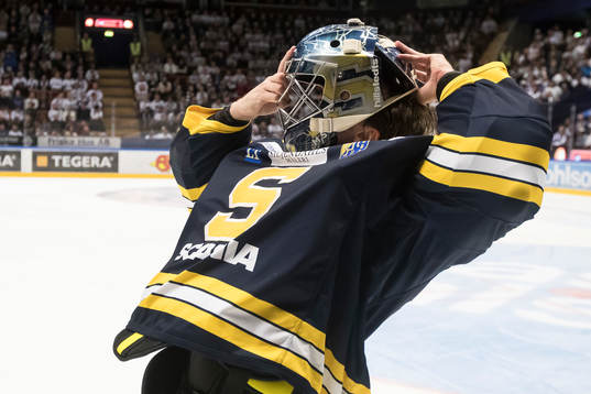 Södertäljes målvakt Alexander Sahlin  i ishockeymatchen