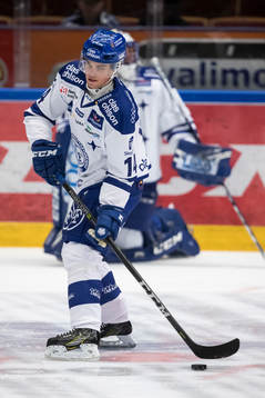 Leksands Oskar Lang  i ishockeymatchen i HockeyAllsvenskan