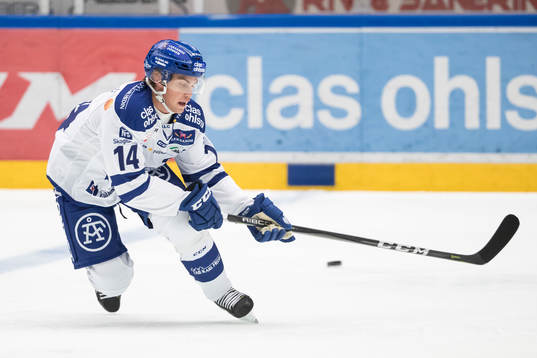 Leksands Oskar Lang  i ishockeymatchen i HockeyAllsvenskan