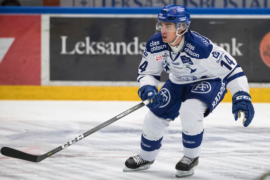 Leksands Oskar Lang  i ishockeymatchen i HockeyAllsvenskan
