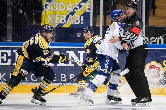 Leksands Calle Själin krockar med domareJohan Nordlöf i
