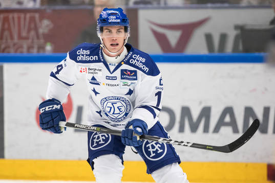 Leksands Oskar Lang  i ishockeymatchen i HockeyAllsvenskan
