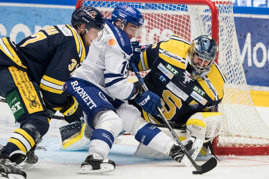 Leksands Tobias Forsberg framför Södertäljes målvakt
