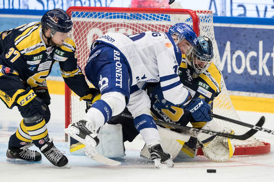 Leksands Tobias Forsberg framför Södertäljes målvakt