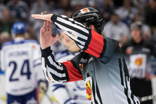Domare Johan Nordlöf gör time out i ishockeymatchen i