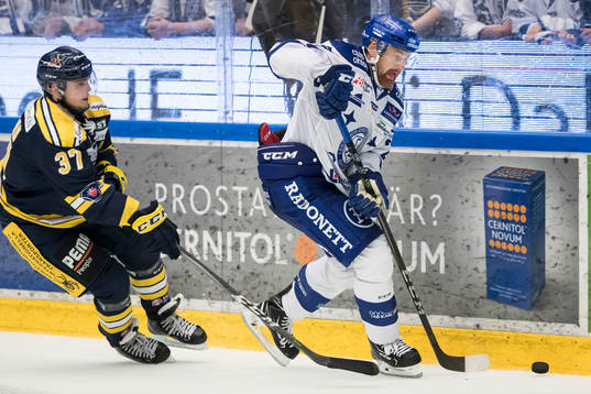 Södertäljes Marcus Bohman jagar Leksands Mattias Ritola