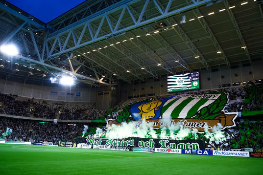 Hammarbys supportrar med tifo före fotbollsmatchen i