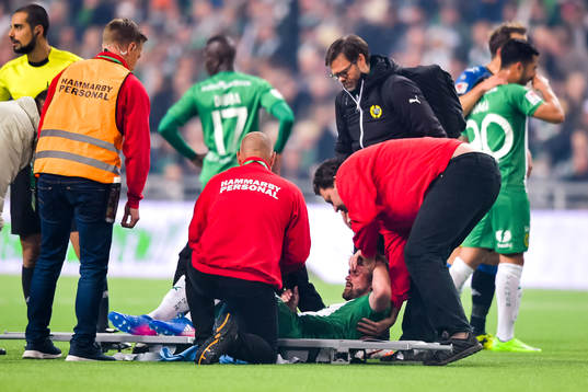 Hammarbys Mads Fenger Nielsen lämnar planen på bår